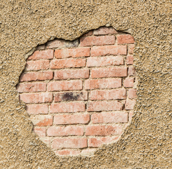 Schaut ihre Wand so ähnlich aus. Dann wird es höchste Zeit sich eine Sanierung. Eine Putzfräse ist hier das perfekte Werkzeug. (Foto:Fotolia)