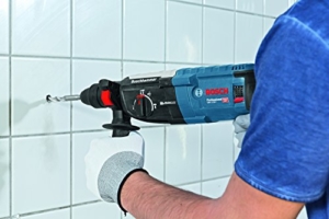Beim Bohren in Fliesen muß man vorsichtig sein, sonst droht Bruchgefahr. Die Hammerfunktion muß hierfür abgeschaltet werden. Für den Bosch Professionel GBH 2-28 Bohrhammer ist das kein Problem.* Bosch Professional Bohrhammer GBH 2-28 F (880 Watt, Wechselfutter SDS-plus, Bohr-Ø Beton max: 28 mm, in L-Boxx) - 6